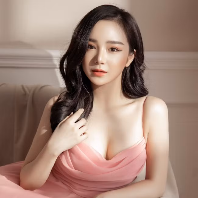 Dù người đẹp im hơi lặng tiếng hơn trên mạng xã hội nhưng vẫn được cư dân mạng chú ý.