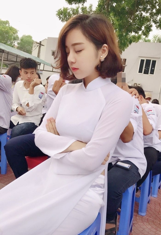 Trước đó, bức ảnh ngủ gật ở sân trường của nàng hot girl này nhanh chóng được cư dân mạng lan truyền.