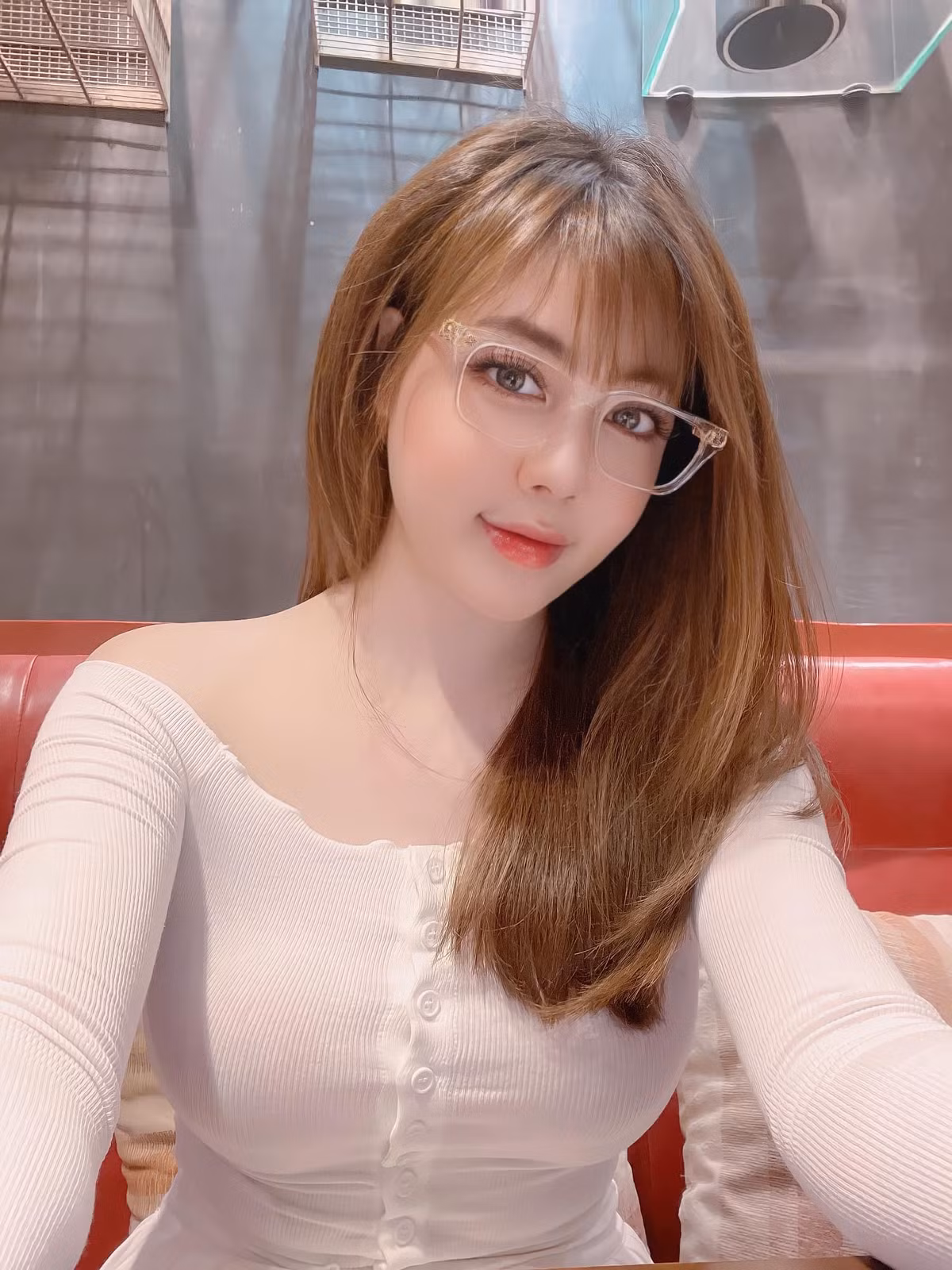 Trong loạt ảnh đăng tải mới nhất, cô giáo hot girl gây chú ý khi xuất hiện với ngoại hình lạ lẫm. Từ những bức hình do chính chủ đăng tải, Âu Hà My tăng cân rõ rệt.