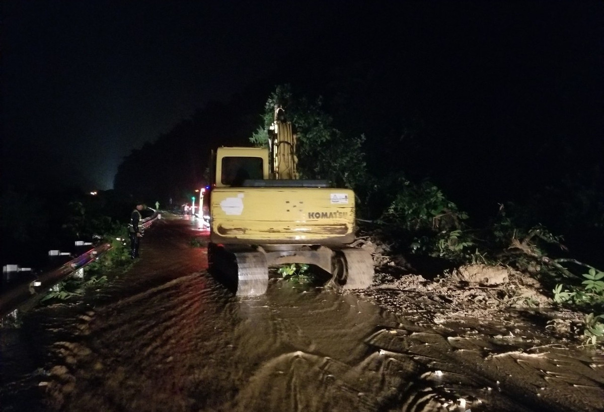 Son La: Sat lo do mua bao so 3, QL6 un tac nhieu gio-Hinh-4