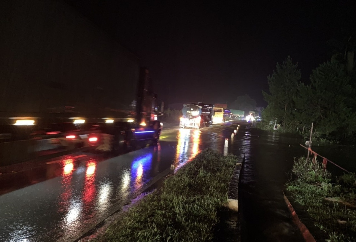 Son La: Sat lo do mua bao so 3, QL6 un tac nhieu gio-Hinh-3