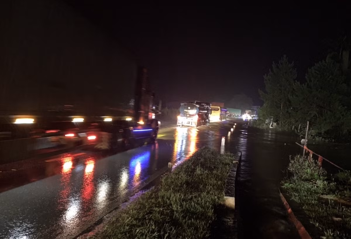 Son La: Sat lo do mua bao so 3, QL6 un tac nhieu gio-Hinh-3