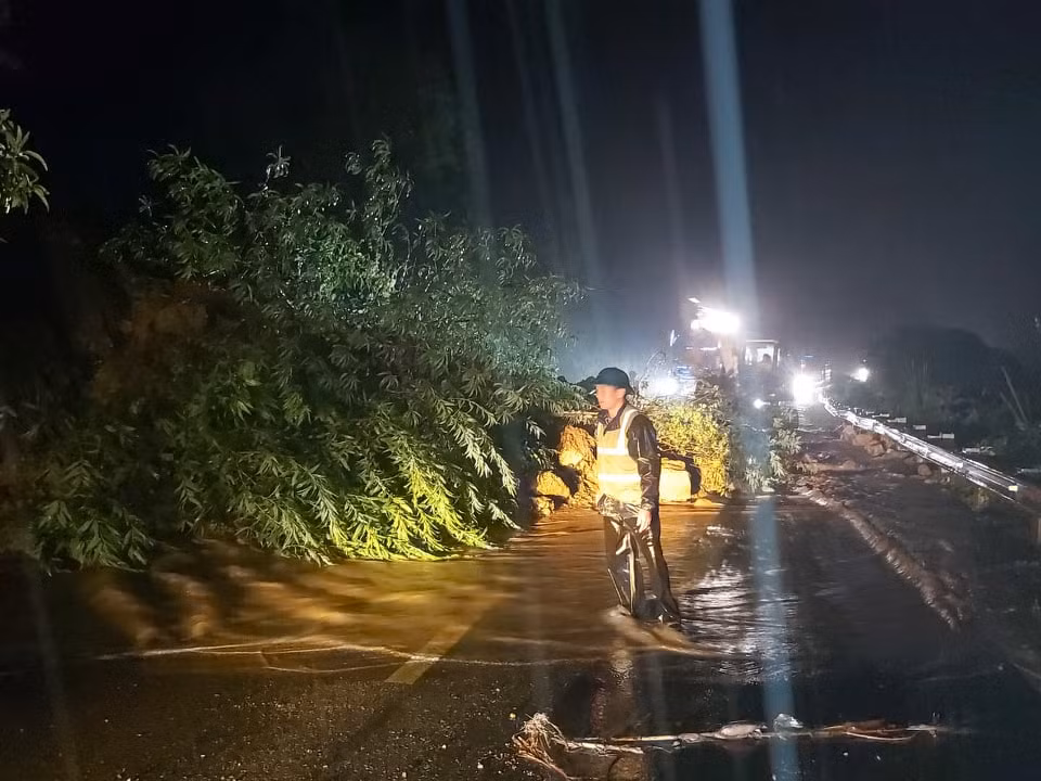 Son La: Sat lo do mua bao so 3, QL6 un tac nhieu gio-Hinh-2