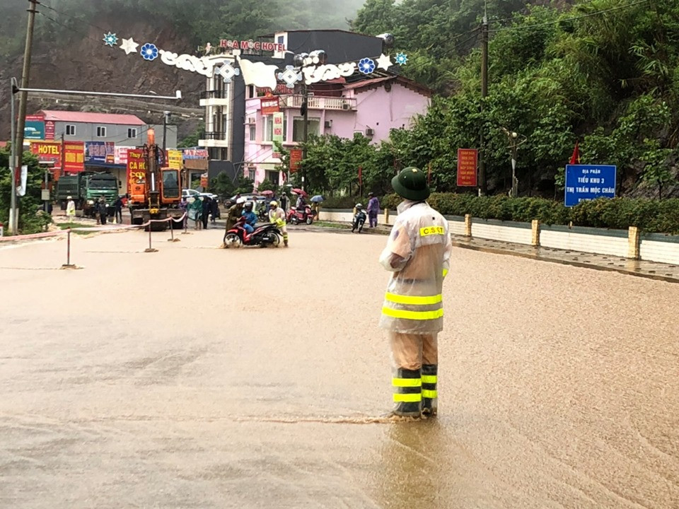 Do ảnh hưởng của cơn bão số 3, nhiều nơi trên địa bàn tỉnh Sơn La đã xảy ra mưa vừa, mưa to đến rất to, nước từ các khe núi đổ về khiến mực nước tại các con suối dâng cao gây ngập lụt các tuyến đường quốc lộ, tỉnh lộ, hàng trăm ngôi nhà, trường học và nhiều diện tích hoa màu bị ngập lụt gây ảnh hưởng đến đời sống của người dân...