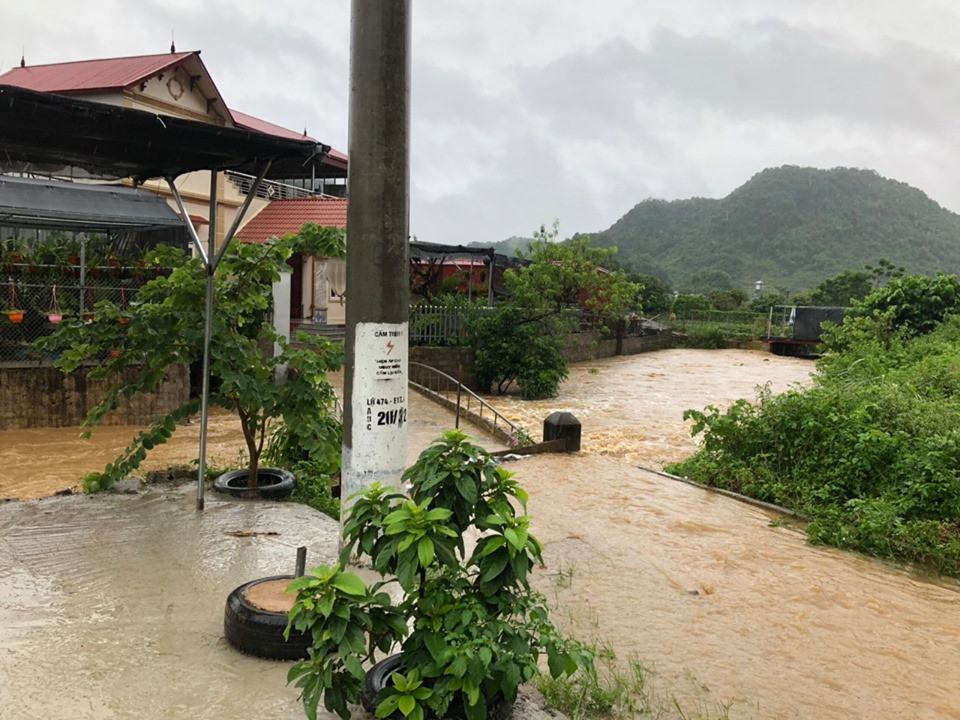 Nhiều đoạn quốc lộ thuộc QL6, QL43 chạy qua địa bàn huyện Mộc Châu chìm trong biển nước làm ách tắc và gián đoạn giao thông nhiều giờ đồng hồ.