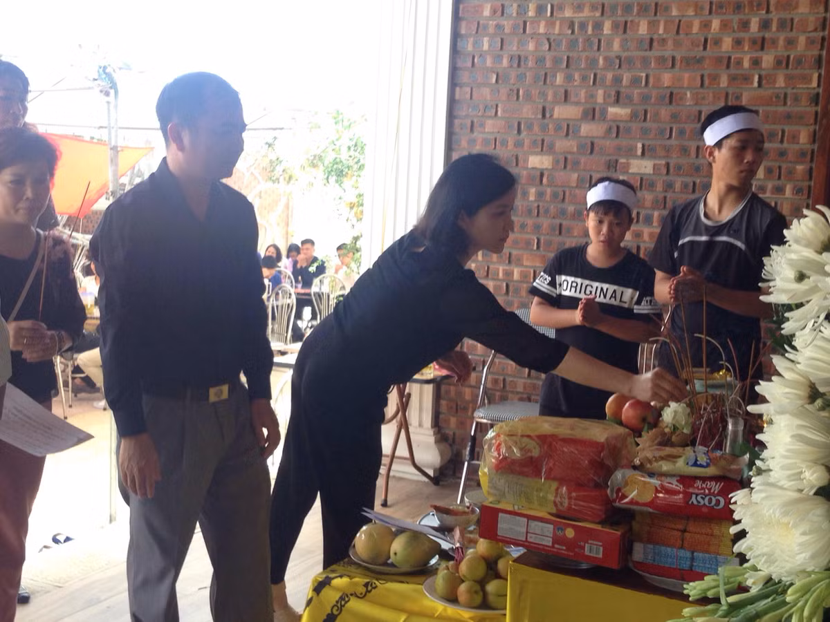 Anh Lê Gia Thanh, bác ruột bé L. bức xúc: "Không có lí do gì thuyết phục khi nhà trường lại có thể để quên cháu trên xe được... gia đình cũng chưa được biết về nội dung biên bản làm việc giữa nhà trường và cơ quan chức năng. Hiện tại gia đình mong muốn cơ quan chức năng làm rõ nguyên nhân cái chết của cháu".