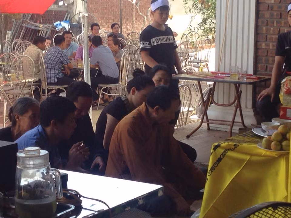 Có mặt tại gia đình cháu L., người thân trong gia đình không cầm được nước mắt khi nhìn di ảnh của bé, đứa con duy nhất của vợ chồng anh Sơn.