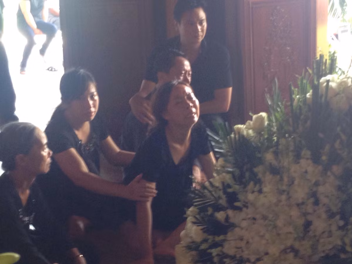 Nấc nghẹn trước linh cữu cháu trai, bà của bé L. cho biết mới sáng hôm qua, khi đưa bé trai ra xe buýt để xe nhà trường đón đi học, 2 bà cháu còn vẫy tay chào nhau. Bé trai còn nói "tạm biệt bà" để đi học, vậy mà bây giờ đã không còn nữa.