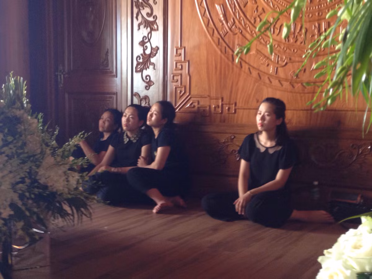 Khuôn mặt thất thần, khóc cạn nước mắt bên linh cữu con, mẹ bé L. khóc không còn khóc ra tiếng, nấc nghẹn, ú ớ gọi tên con trong tuyệt vọng.