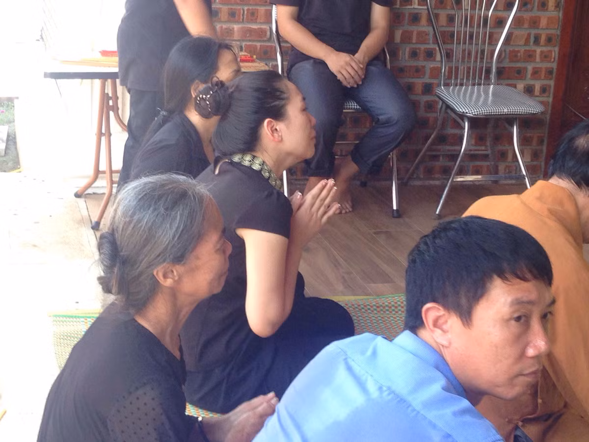 Không còn sức lực người thân phải hỗ trợ, người mẹ mới đứng vững để làm các thủ tục tang lễ cho đứa con trai của mình.