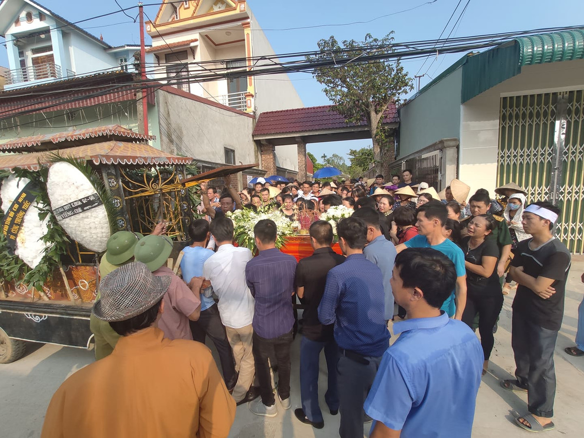 Đám tang đẫm nước mắt của cháu bé bị bỏ quên trên xe buýt trường Gateway.