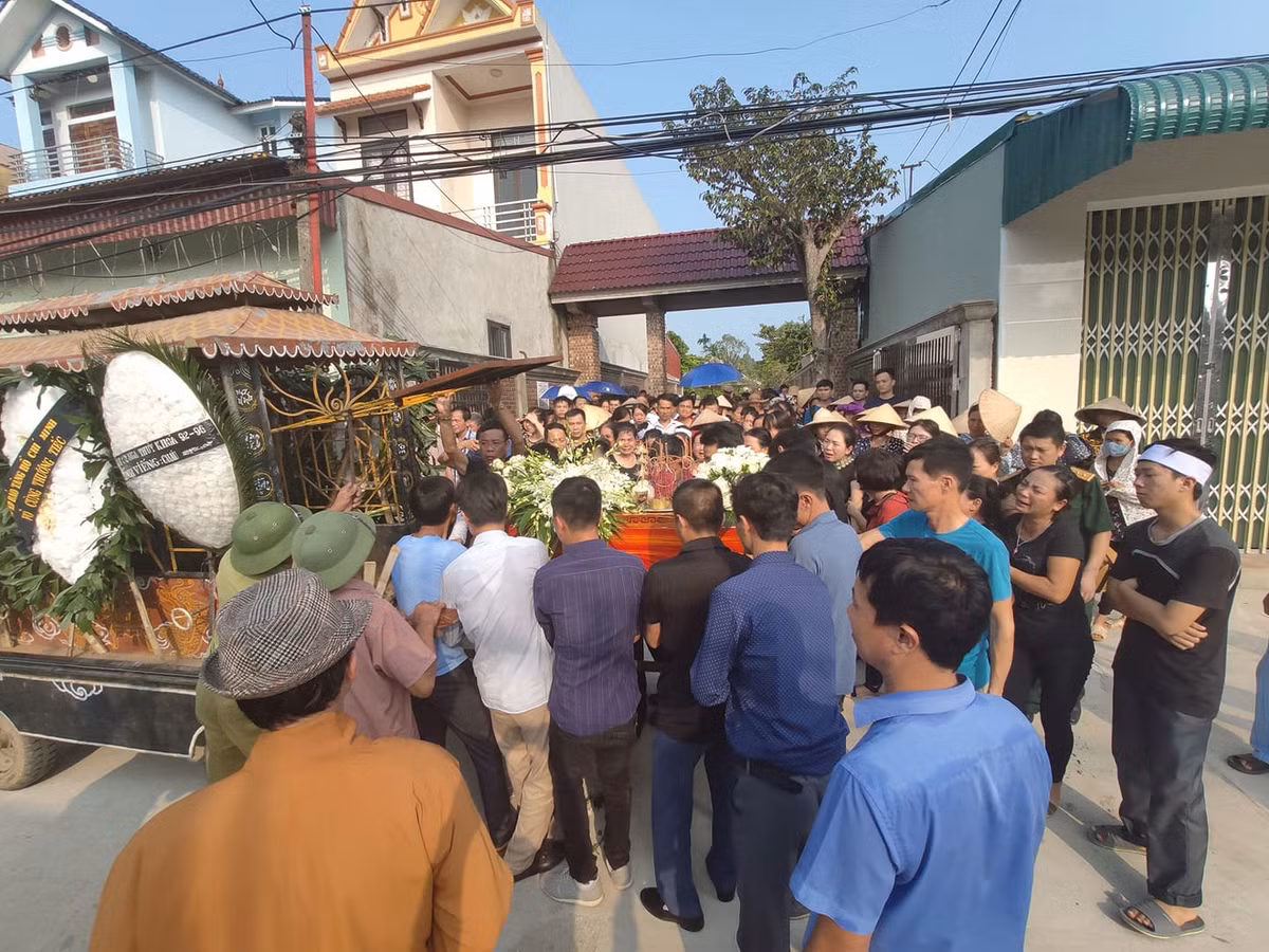 Đám tang đẫm nước mắt của cháu bé bị bỏ quên trên xe buýt trường Gateway.