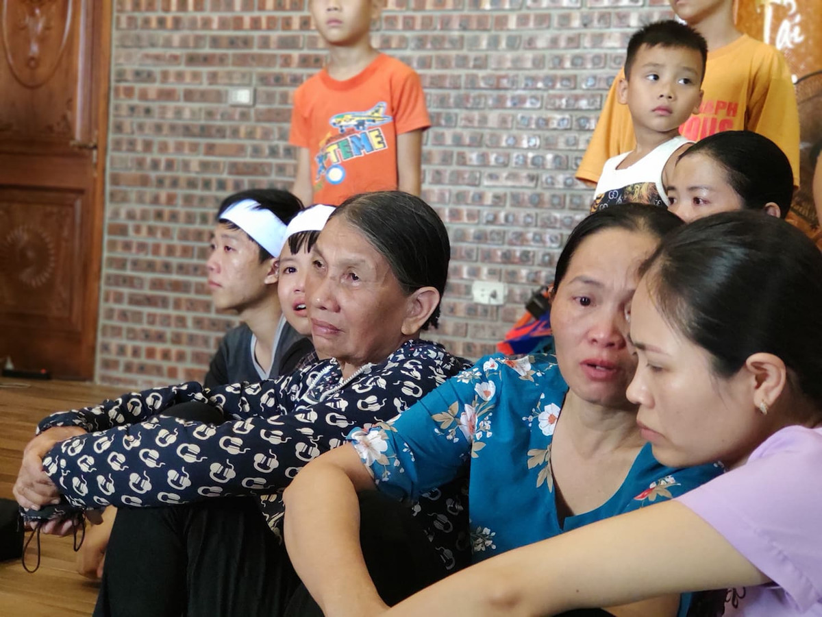 Những khuôn mặt thất thần, chưa tin đó là sự thật.