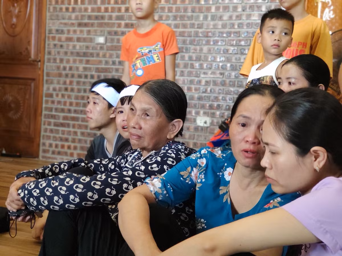 Những khuôn mặt thất thần, chưa tin đó là sự thật.