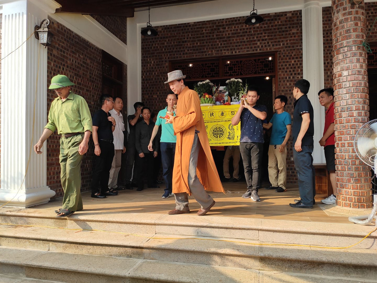 Đưa linh cữu của cháu về nơi an nghỉ cuối cùng người thân, hàng xóm láng giềng gào khóc tiếc thương. Mẹ cháu theo chân đưa con trai ra tới cổng khóc thét "từ nay mẹ không được nghe tiếng con chào mẹ nữa rồi", rồi ngất đi.