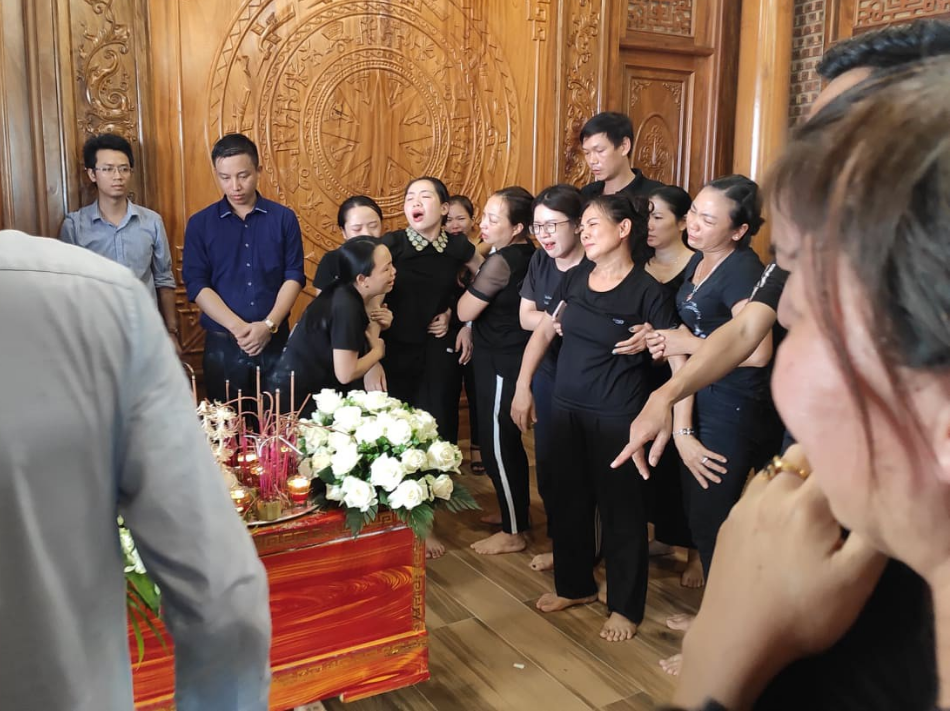 Hoc sinh bi bo quen tren xe truong Gateway tu vong: Dam tang dam nuoc mat