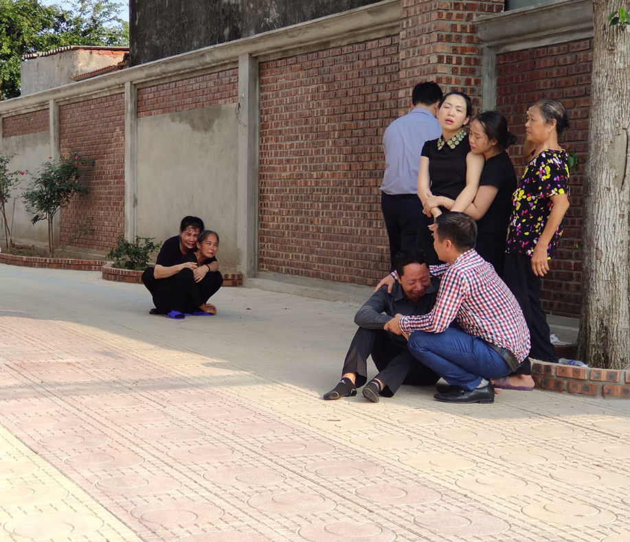 Bố, mẹ bé khóc cạn nước mắt, thất thần không tin đó là sự thật, ngã quỵ khi đưa linh cữu của con về nơi an nghỉ cuối cùng.