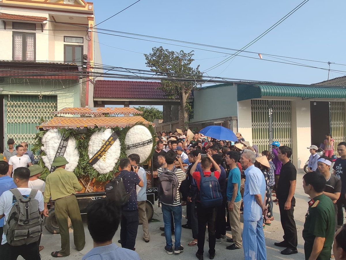Không khí tang thương bao trùm xóm nhỏ...