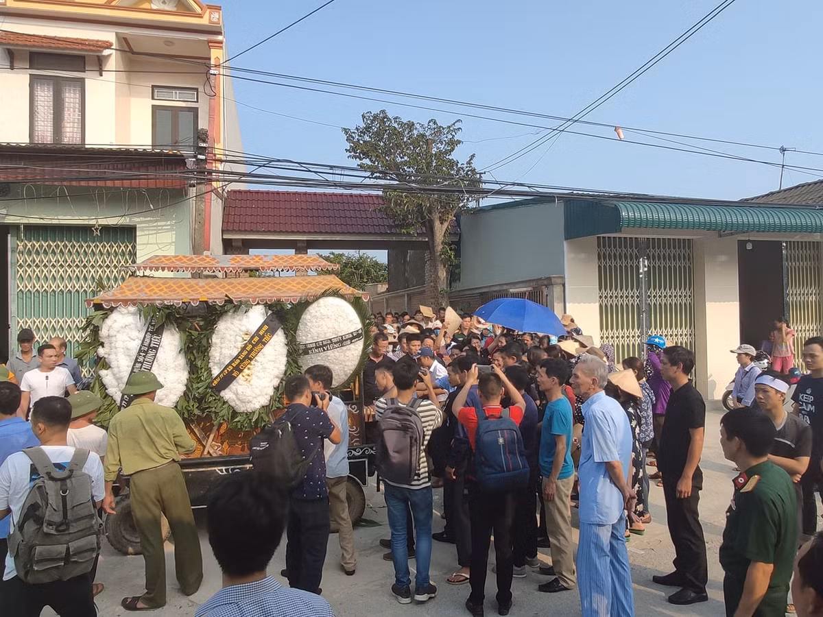 Không khí tang thương bao trùm xóm nhỏ...