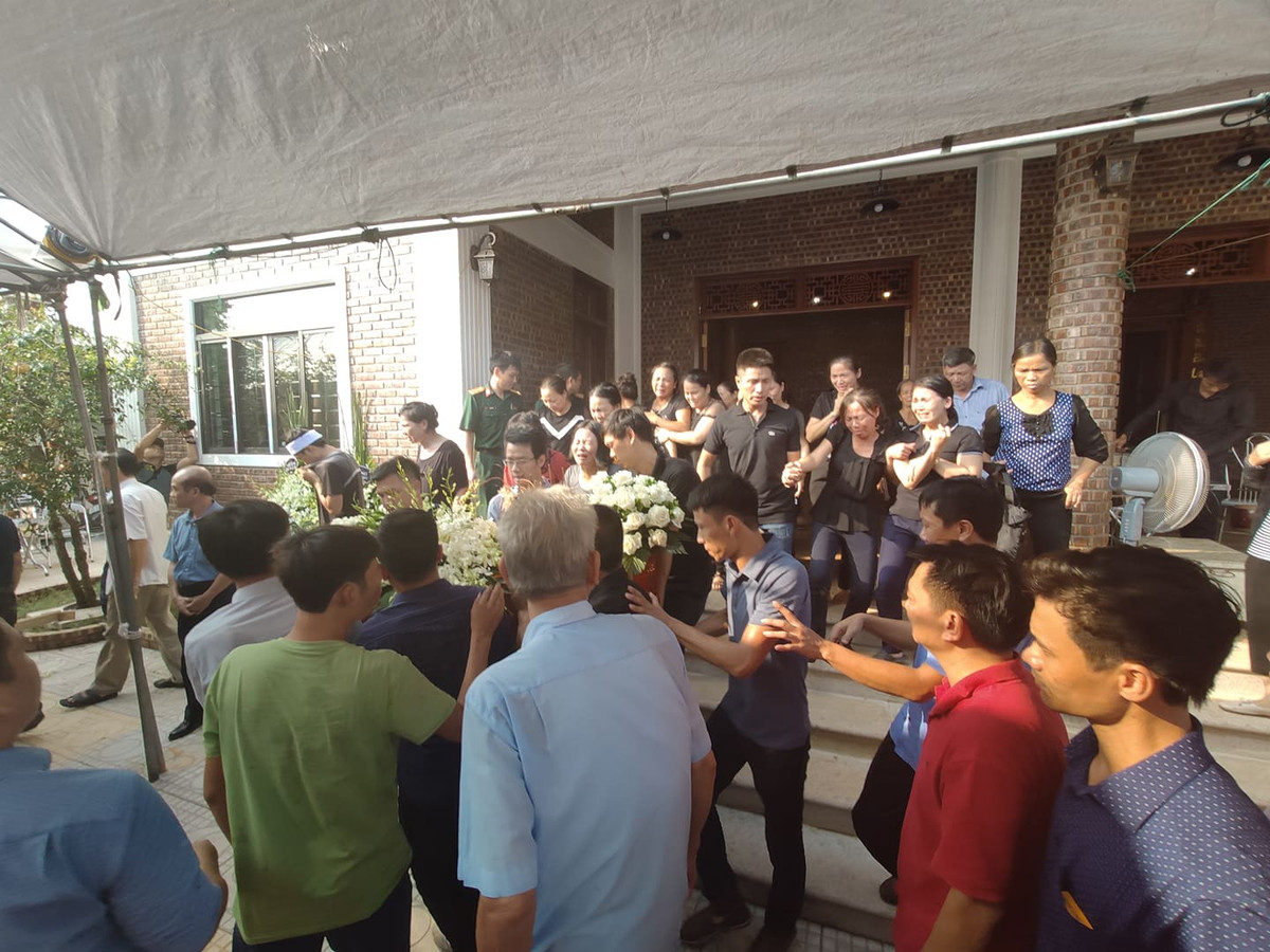 Ai cũng khóc thương cho học sinh bị bỏ quên trên xe trường Gateway tử vong