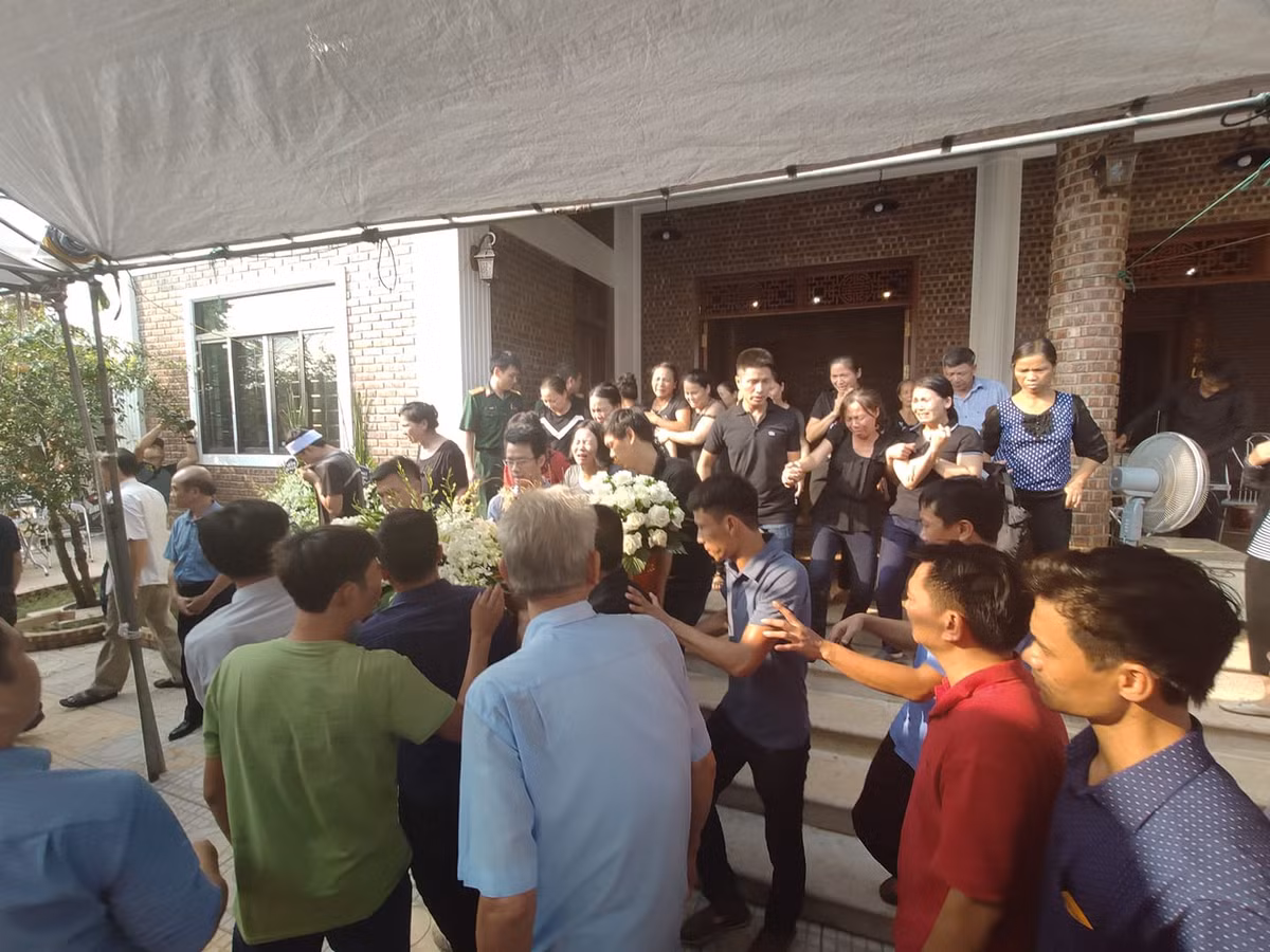 Ai cũng khóc thương cho học sinh bị bỏ quên trên xe trường Gateway tử vong