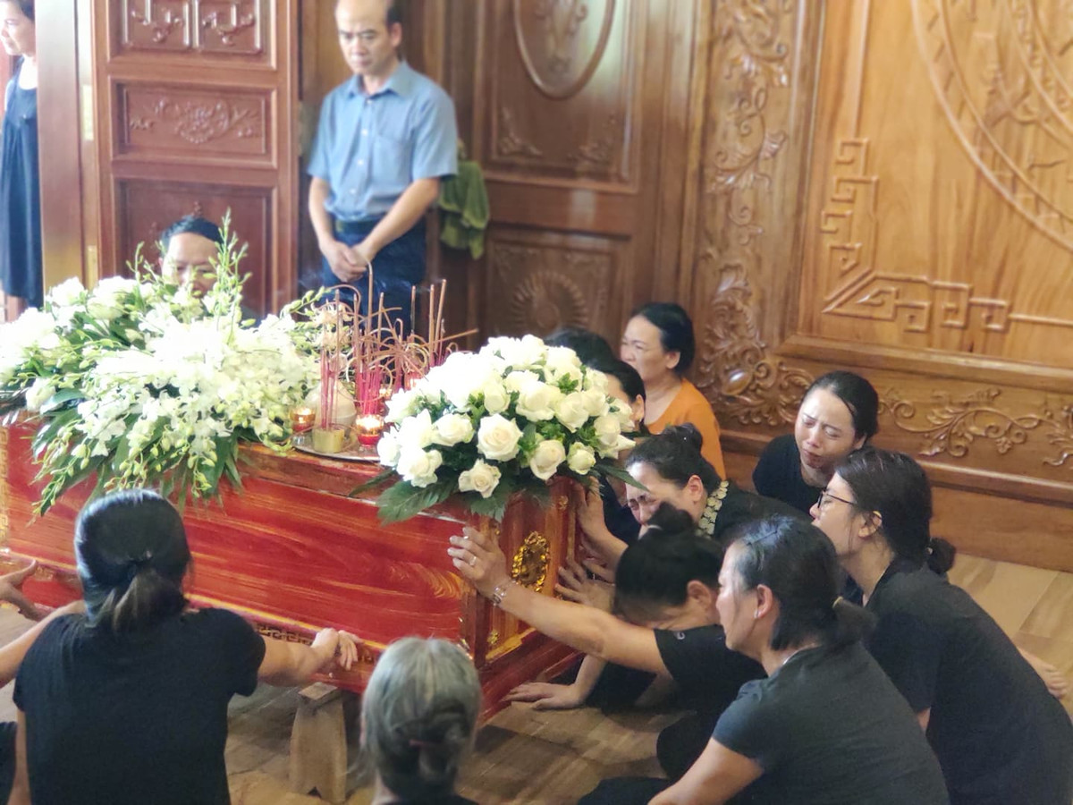 Những giọt nước mắt trải dài, nỗi uất nghẹn không nói nên lời. Không chỉ người thân mà những người xa lạ, bà con lối xóm cũng không thể kìm nén được cảm xúc mà rơi những giọt nước mắt tiếc nuối, thương cho cái chết tức tưởi của cháu bé.