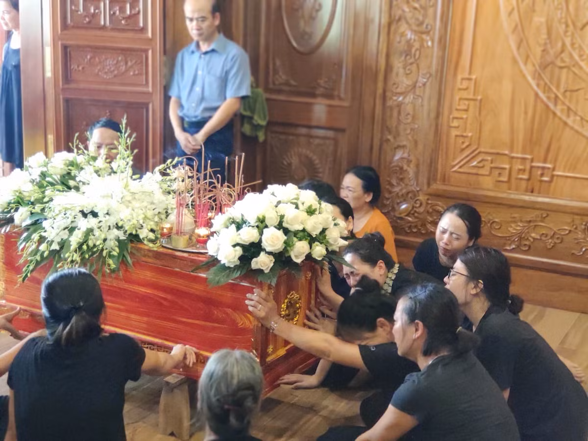 Những giọt nước mắt trải dài, nỗi uất nghẹn không nói nên lời. Không chỉ người thân mà những người xa lạ, bà con lối xóm cũng không thể kìm nén được cảm xúc mà rơi những giọt nước mắt tiếc nuối, thương cho cái chết tức tưởi của cháu bé.