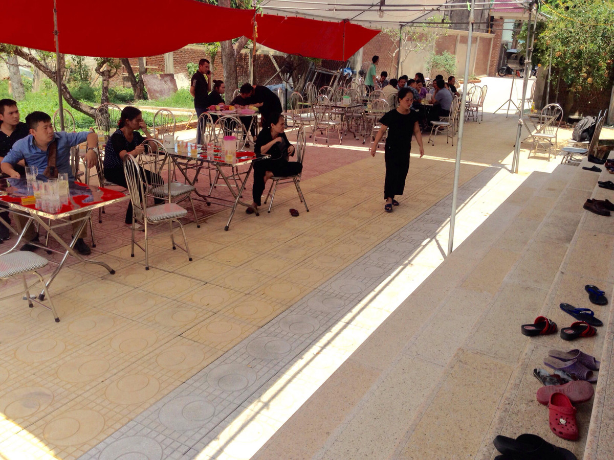 Trưa 7/8, không khí tang thương bao trùm khắp xóm 5, xã Nga Thanh, huyện Nga Sơn, tỉnh Thanh Hóa – quê nhà của bé trai 6 tuổi tử vong do trường quốc tế Gateway “bỏ quên” trên xe vào ngày 6/8 để an táng.