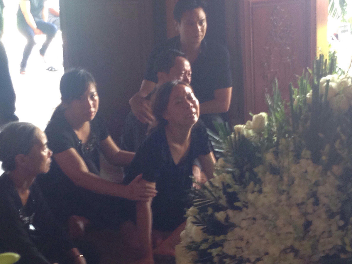 Nấc nghẹn trước linh cữu cháu trai, bà của bé L. cho biết mới sáng hôm qua, khi đưa bé trai ra xe buýt để xe nhà trường đón đi học, 2 bà cháu còn vẫy tay chào nhau. Bé trai còn nói "tạm biệt bà" để đi học, vậy mà bây giờ đã không còn nữa.