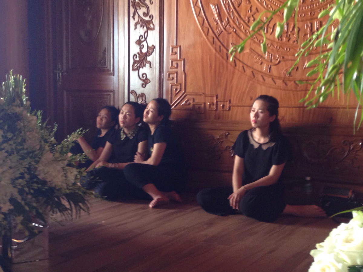 Khuôn mặt thất thần, khóc cạn nước mắt bên linh cữu con, mẹ bé L. khóc không còn khóc ra tiếng, nấc nghẹn, ú ớ gọi tên con trong tuyệt vọng.