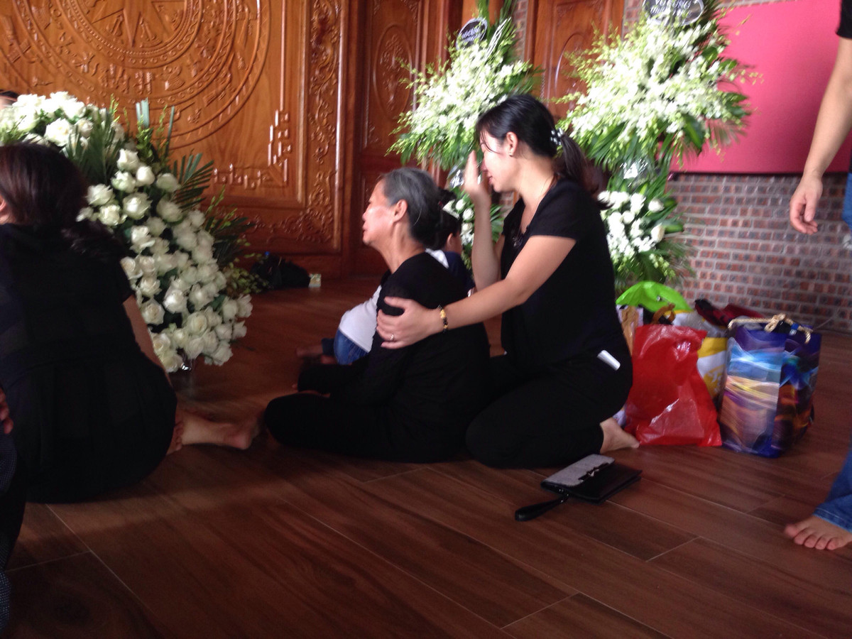 Lòng thực quản không có dị vật, lòng phế quản hai bên có nhiều dịch bọt xuất huyết. phần lạc cổ 2 bên có nhiều dịch bọt xuất huyết, bề mặt tim có nhiều dịch vàng chảy máu. Ổ bụng không có dịch máu, các khoanh ruột quanh người không tổn thương, tam tạng không tổn thương, bên trong dạ dày có khoảng 50ml dịch màu vàng sẫm được đem đi cùng với máu để làm xét nghiệm.