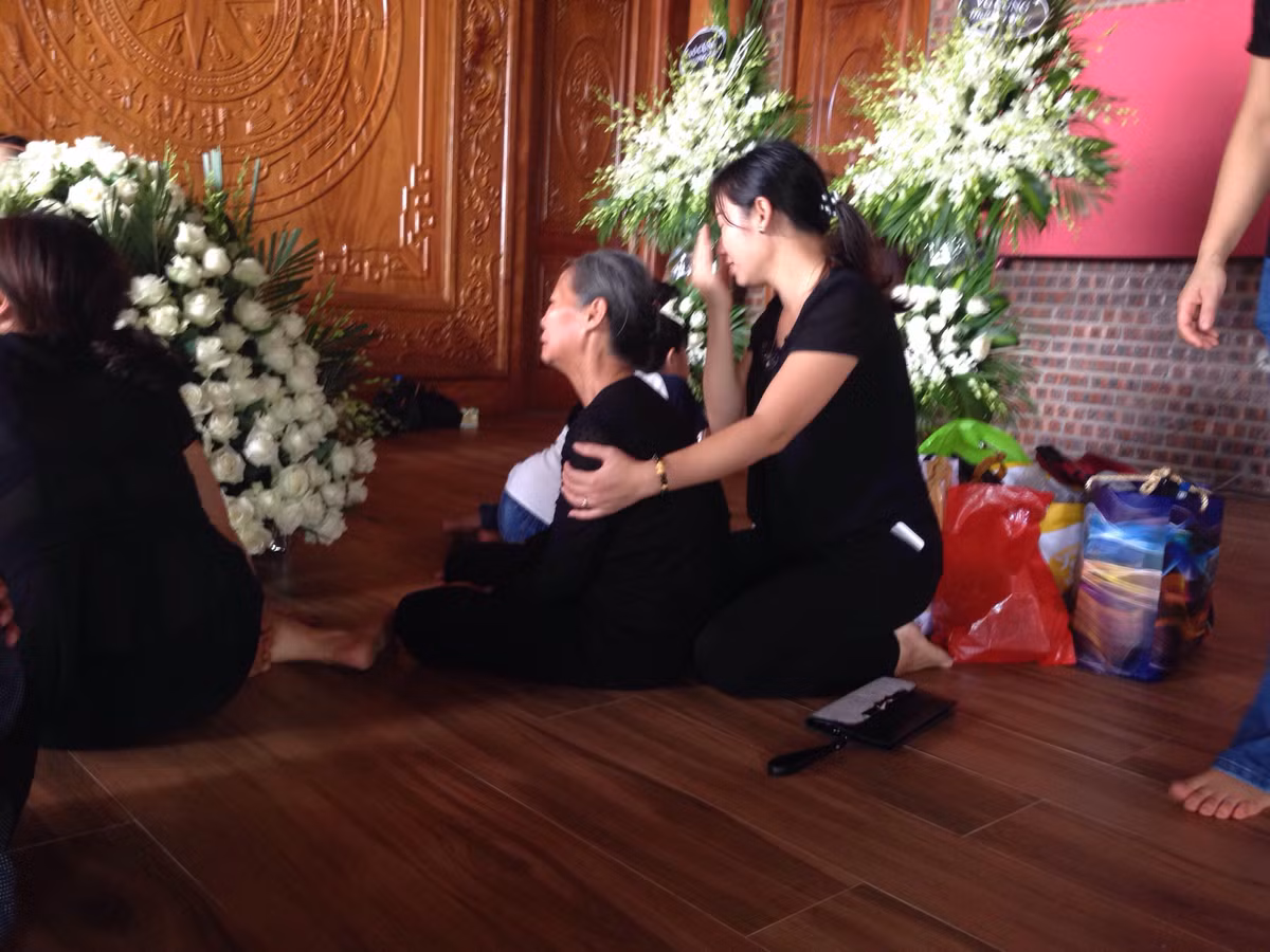 Lòng thực quản không có dị vật, lòng phế quản hai bên có nhiều dịch bọt xuất huyết. phần lạc cổ 2 bên có nhiều dịch bọt xuất huyết, bề mặt tim có nhiều dịch vàng chảy máu. Ổ bụng không có dịch máu, các khoanh ruột quanh người không tổn thương, tam tạng không tổn thương, bên trong dạ dày có khoảng 50ml dịch màu vàng sẫm được đem đi cùng với máu để làm xét nghiệm.