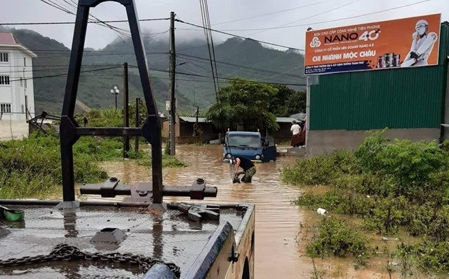 Nước dâng cao nhiều xe ô tô tải cũng không thể di chuyển qua được