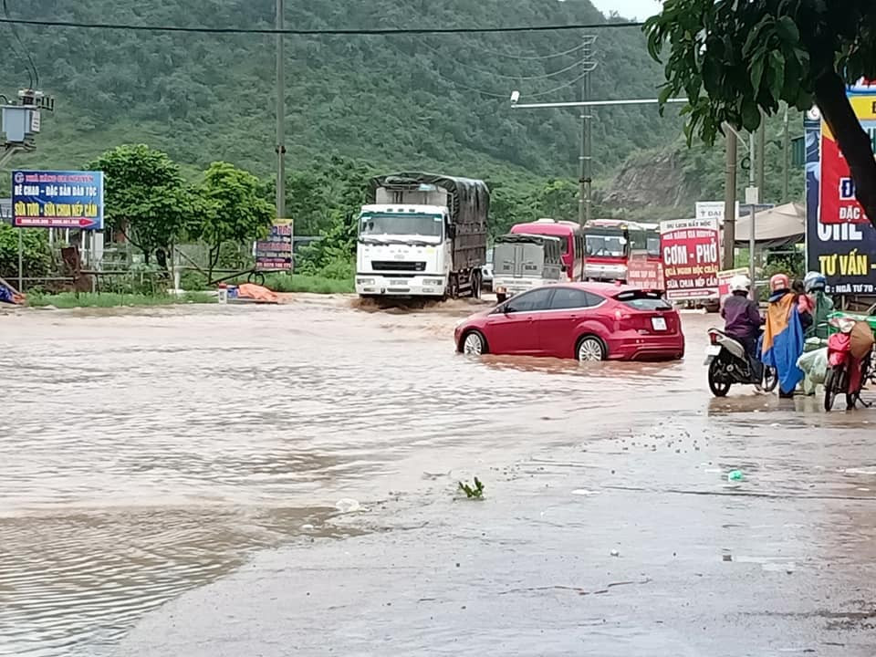 Nhiều đoạn đường bị ngập sâu