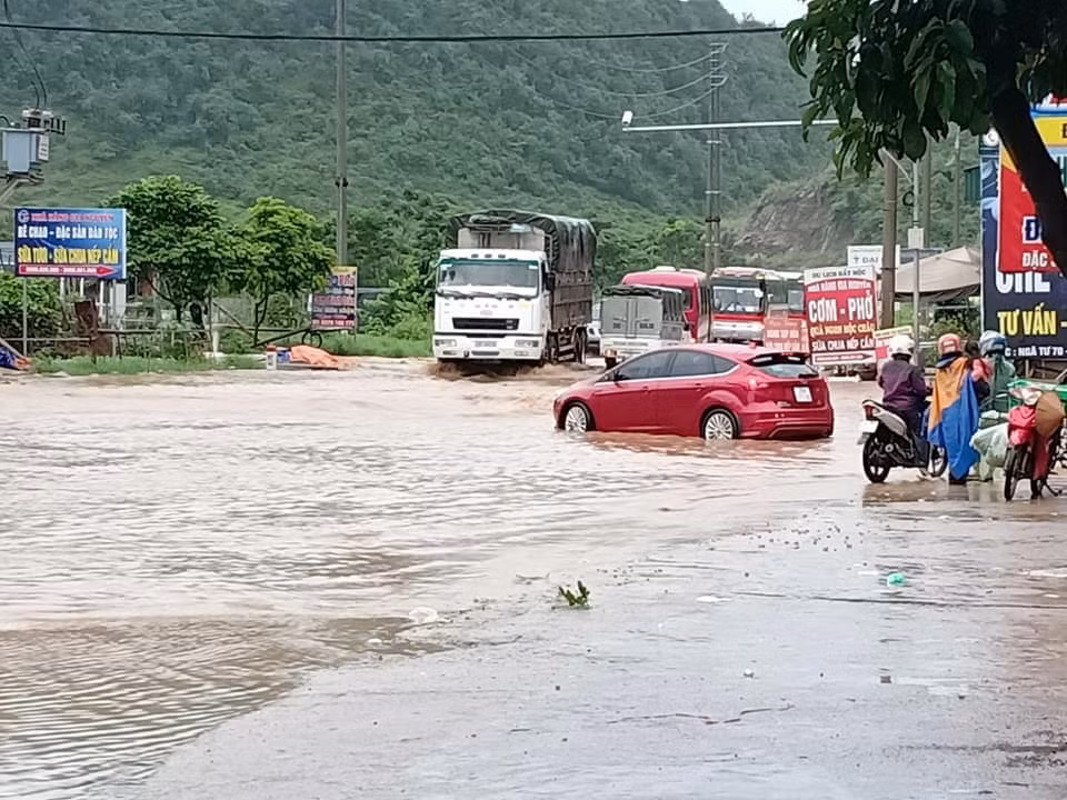 Nhiều đoạn đường bị ngập sâu