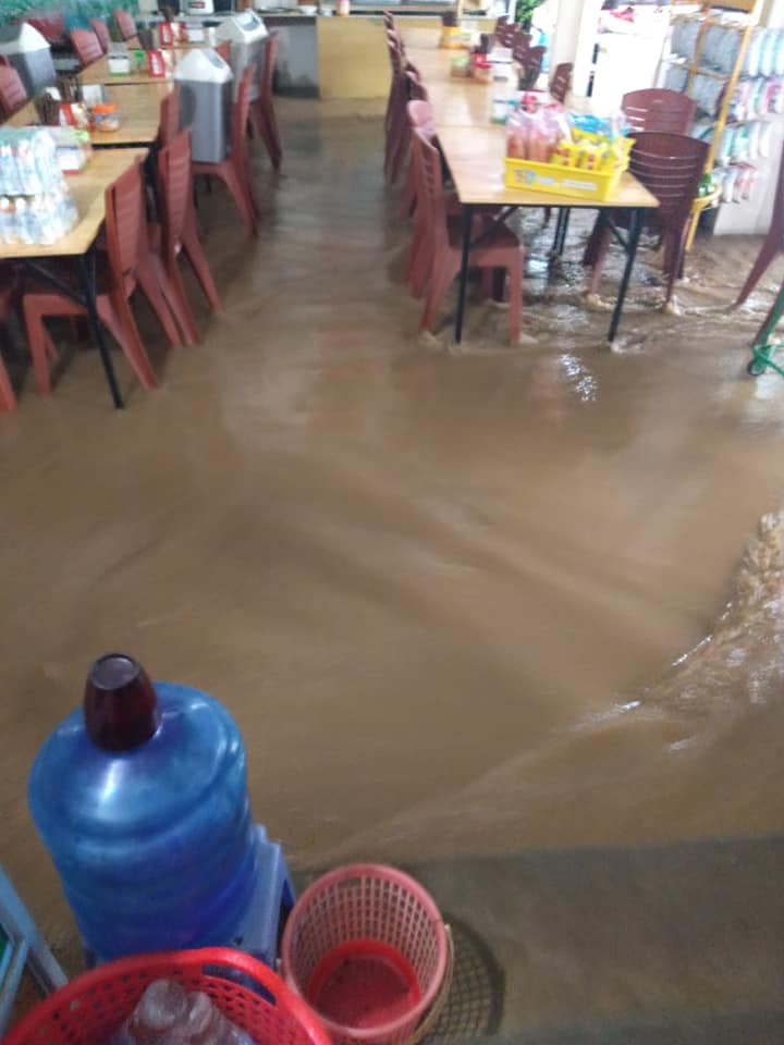 Ông Hà Văn Thiết, tiểu khu 34, xã Đông Sang (Mộc Châu) cho biết: “Mưa to từ tối hôm qua đến giờ gây gập lụt tại xã, nhiều hộ dân trong xã bị ngập lụt trong đó có gia đình tôi. Nước lũ kéo theo bùn đất tràn vào nhà tôi, khiến hàng hóa và đồ dùng trong gia đình bị ướt, một số thiết bị bị hư hỏng. Nhiều gia đình khác sinh sống ở đây cũng bị ảnh hưởng như gia đình tôi”.