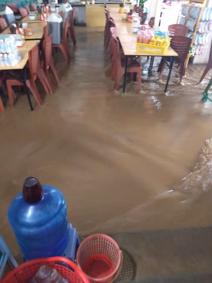 Ông Hà Văn Thiết, tiểu khu 34, xã Đông Sang (Mộc Châu) cho biết: “Mưa to từ tối hôm qua đến giờ gây gập lụt tại xã, nhiều hộ dân trong xã bị ngập lụt trong đó có gia đình tôi. Nước lũ kéo theo bùn đất tràn vào nhà tôi, khiến hàng hóa và đồ dùng trong gia đình bị ướt, một số thiết bị bị hư hỏng. Nhiều gia đình khác sinh sống ở đây cũng bị ảnh hưởng như gia đình tôi”.