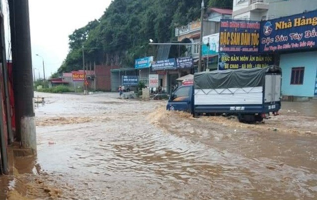 Tại các tuyến quốc lộ như QL6, QL43...nước dâng cao, chảy siết nhiều phương tiện di chuyển khó khăn, có những điểm ngập sâu xe máy không thể đi qua được, đã có trường hợp xe máy bị dòng nước siết cuốn trôi