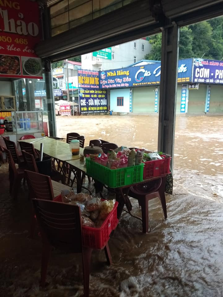 Mưa lớn xảy ra đã làm ngập nhà cửa của bà con sinh sống ven quốc lộ 6, thuộc thị trấn Mộc Châu. Ngoài ra, lũ tràn đến quá mạnh ở mọi ngõ ngách một cách bất ngờ, khiến người dân không kịp trở tay và làm ảnh hưởng đến sinh hoạt, buôn bán của bà con.