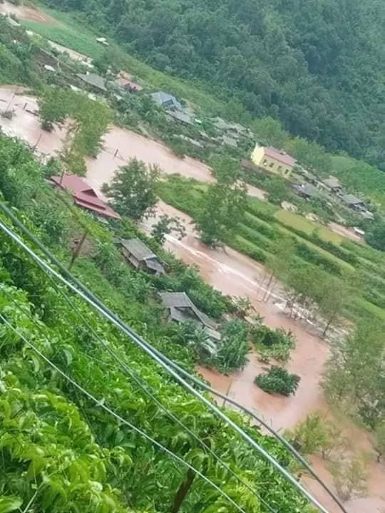 Nước lênh láng khắp nơi trên địa bàn huyện Mộc Châu, Sơn La.