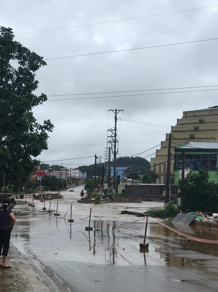 Khu vực ngã ba đường mới (nơi giao nhau giữa QL43 và QL6) thuộc huyện Mộc Châu hiện đang có công trình thi công cống thoát nước tiềm ẩn nguy cơ xảy ra tai nạn giao thông. Lực lượng chức năng đã căng dây cấm các loại xe di chuyển qua đây.