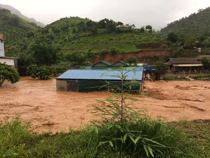 Tại xã Tân Xuân (Vân Hồ) nhiều ngôi nhà đã bị ngập do lượng nước đổ về từ các khe núi khiến mực nước dâng cao.