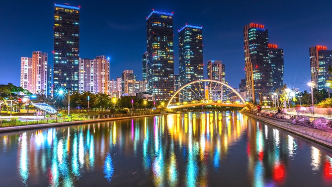 Hàn Quốc nằm ở phần phía nam bán đảo Triều Tiên thuộc khu vực Đông Á. Nước này có đường biên giới trên bộ duy nhất với Triều Tiên, nằm ở phía bắc với đường biên giới dài 238 km dọc theo khu phi quân sự Triều Tiên. Hàn Quốc chủ yếu được bao bọc bởi biển, với 2.413 km đường bờ biển.