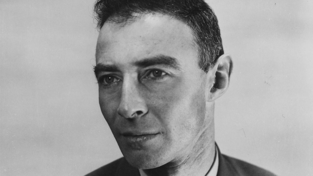 Nhà khoa học sáng chế ra bom nguyên tử Julius Robert Oppenheimer (1904 - 1967) là một trong những nhân vật nổi tiếng trong lịch sử, đặc biệt là Thế chiến 2.