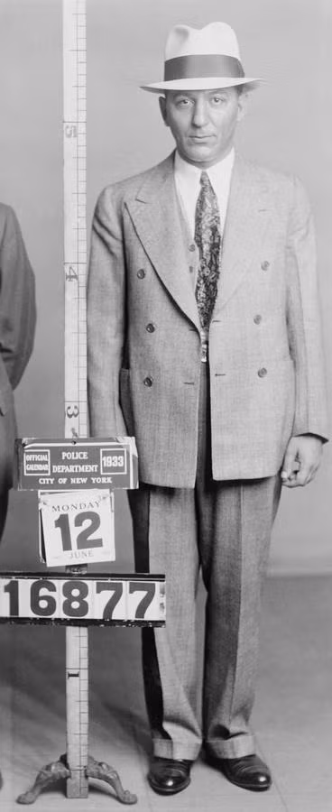 Để kiếm được nhiều tiền hơn, Buchalter cùng băng đảng của mình thực hiện nhiều hoạt động phạm pháp khác như buôn bán ma quý, đánh bạc, giết người.