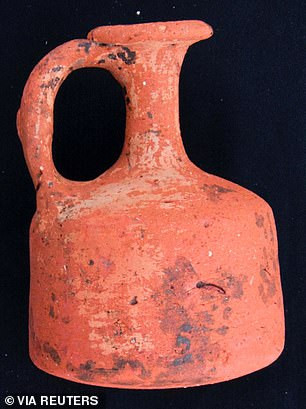 Những mộ cổ hình bầu dục này chứa thi hài của những người quá cố trong tư thế ngồi xổm. Hầu hết người quá cố đều có đầu hướng về phía Tây.