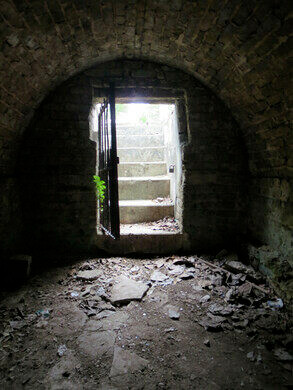 Đến năm 1808, Mary Ann Chase qua đời khi 2 tuổi được an táng trong hầm mộ của gia tộc. Thi hài bé gái xấu số được đặt trong quan tài bằng chì.