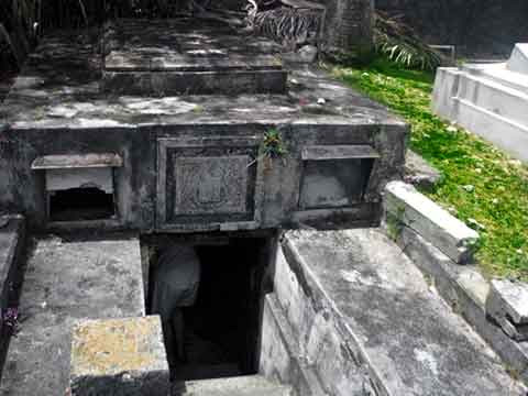 Kể từ đó đến nay, các nhà điều tra vẫn chưa tìm ra lời giải cho những bí ẩn về các cỗ quan tài biết... đi trong hầm mộ của gia tộc Chase.