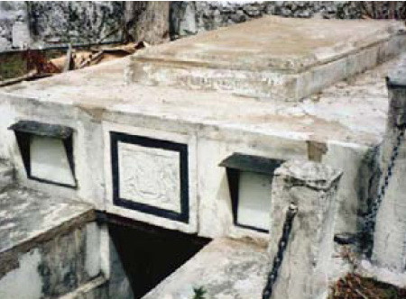 Năm 1820, sự việc bí ẩn trên tiếp tục xảy ra. Khi ấy, gia tộc Chase nhờ lực lượng chức năng vào điều tra nhằm tìm ra thủ phạm. Thế nhưng, sau nhiều tháng điều tra, họ không thể tìm ra manh mối nào về kẻ phá hoại hầm mộ.