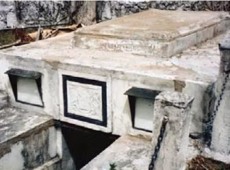 Năm 1820, sự việc bí ẩn trên tiếp tục xảy ra. Khi ấy, gia tộc Chase nhờ lực lượng chức năng vào điều tra nhằm tìm ra thủ phạm. Thế nhưng, sau nhiều tháng điều tra, họ không thể tìm ra manh mối nào về kẻ phá hoại hầm mộ.